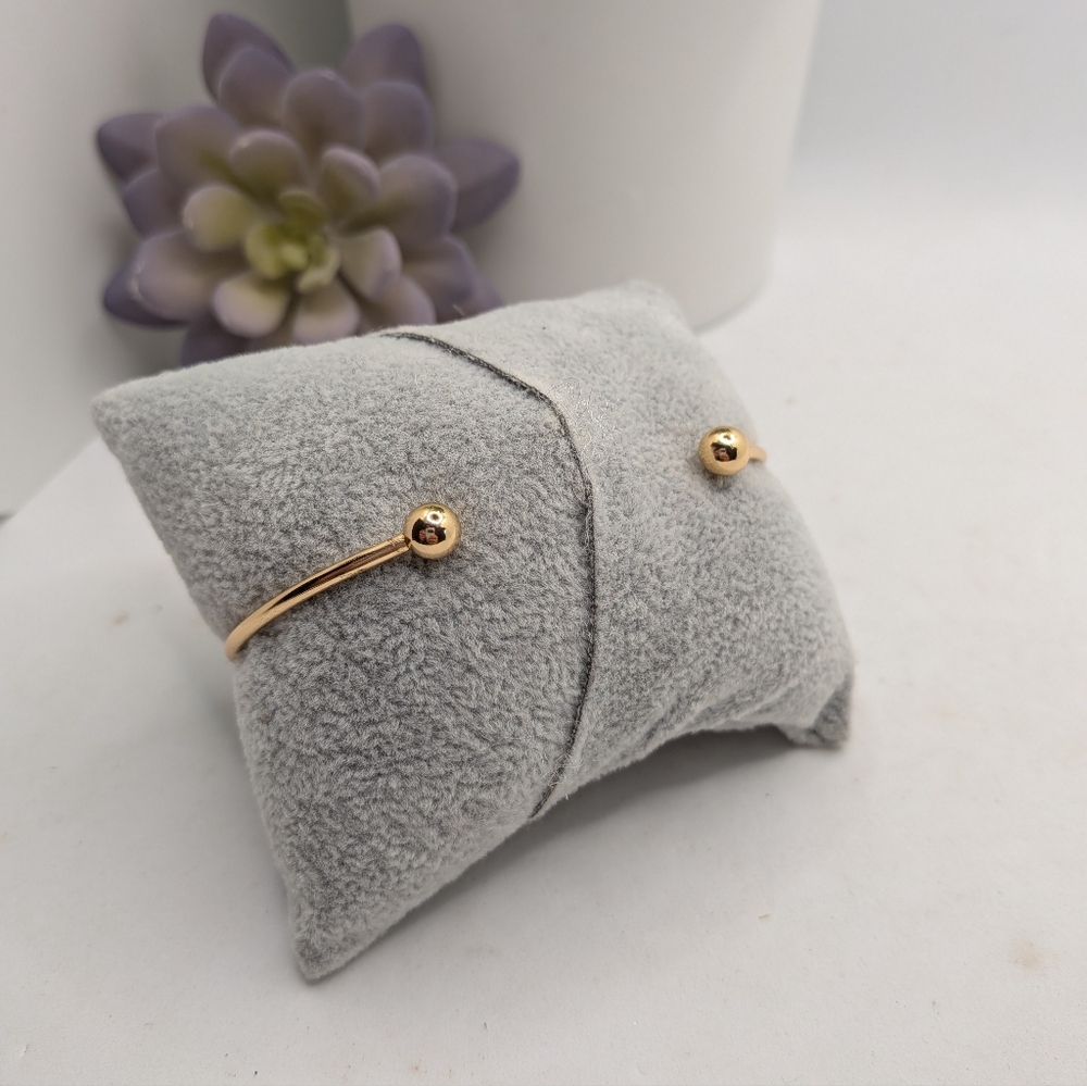 Gold‎ Knot Bracelet - Picture 2 of 3